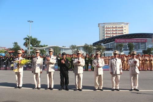 Đồng chí Trung tướng, GS.TS Nguyễn Xuân Yêm, Giám đốc Học viện CSND  trao quyết định thành lập cho Ban Chỉ huy Trung đoàn